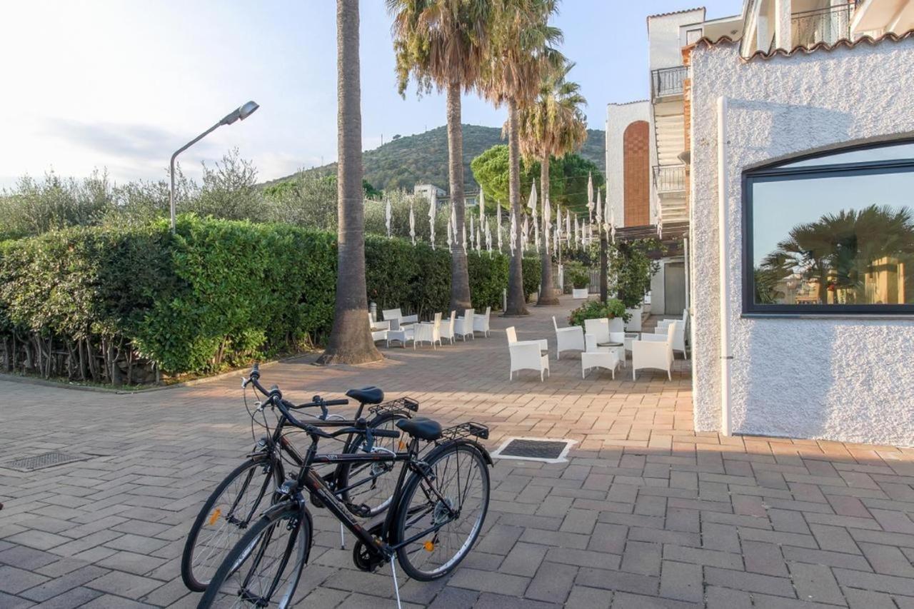 Liguria Apartments Pietra Ligure Bagian luar foto